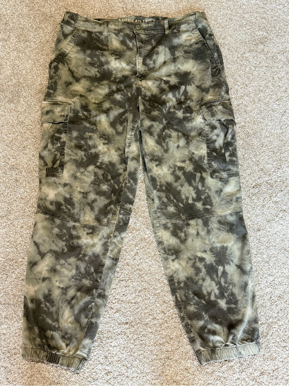 American Eagle Women’s Super Stretch Tie-Dye Cargo jogger pants size 18 Long